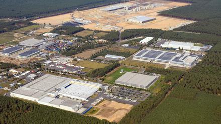 Blick auf die Tesla-Baustelle in Grünheide.