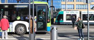 Umsteigen zwischen Bus und Tram am Hauptbahnhof Potsdam könnte schwierig werden.