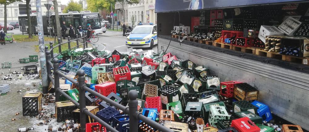 Am Kreisverkehr Lutherplatz in Babelsberg ist ein Getränkelaster umgekippt.