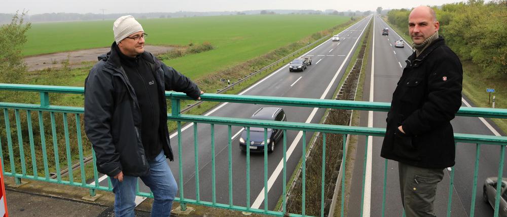 Uwe Trinkaus (li.) und Maik Pieske von der Bürgerinitiative gegen den geplanten Bau einer Raststätte an der A10 zwischen Paaren und Paretz.