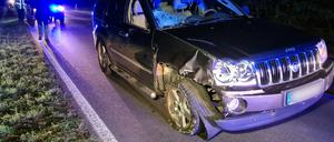 Der beschädigte und abgestellte Pkw nach dem Unfall mit dem Radfahrer auf der L21 zwischen Wensickendorf und Zehlendorf.