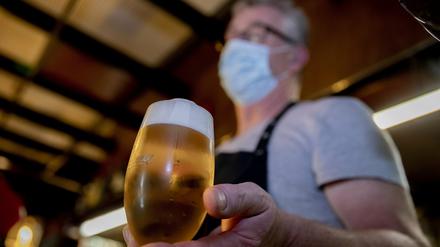 In Brandenburger Corona-Hotspots darf von 23 bis 6 Uhr kein Alkohol mehr ausgeschenkt werden. 