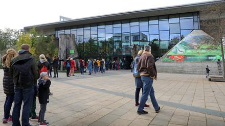 Lange Wartezeiten am Einlass in die Biosphärenhalle Potsdam