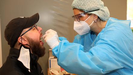 Test in der Corona-Abstrichstelle im Klinikum Ernst von Bergmann Potsdam.
