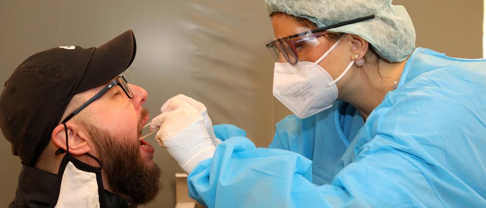Test in der Corona-Abstrichstelle im Klinikum Ernst von Bergmann Potsdam.