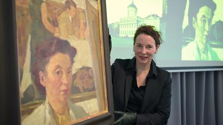 Jutta Götzmann, Direktorin des Potsdam-Museums, mit dem Laserstein-Selbstporträt.
