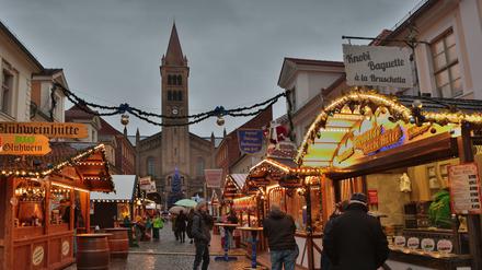Der Weihnachtsmarkt "Blauer Lichterglanz" in der Brandenburger Straße 