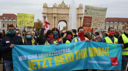 Rund 150 Streikende versammelten sich auf dem Potsdamer Luisenplatz.