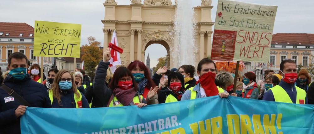 Rund 150 Streikende versammelten sich auf dem Potsdamer Luisenplatz.