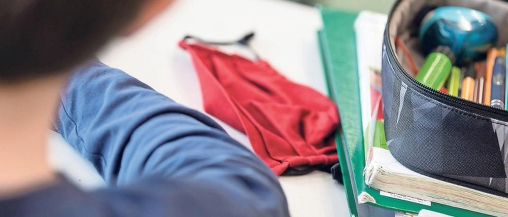 Keine flächendeckenden Bildungslücken. Nach der Auswertung der Lernstandserhebung fordern einige Schulen vom Land Unterstützung, um versäumten Stoff nachzuholen. Das Bildungsministerium plant deshalb, Studenten als zusätzliche Kräfte einzusetzen.