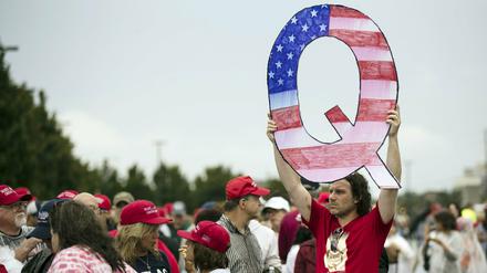 Ein Anhänger der Qanon-Theorie auf einer Wahlkampfveranstaltung der US-Republikaner (Archivfoto).