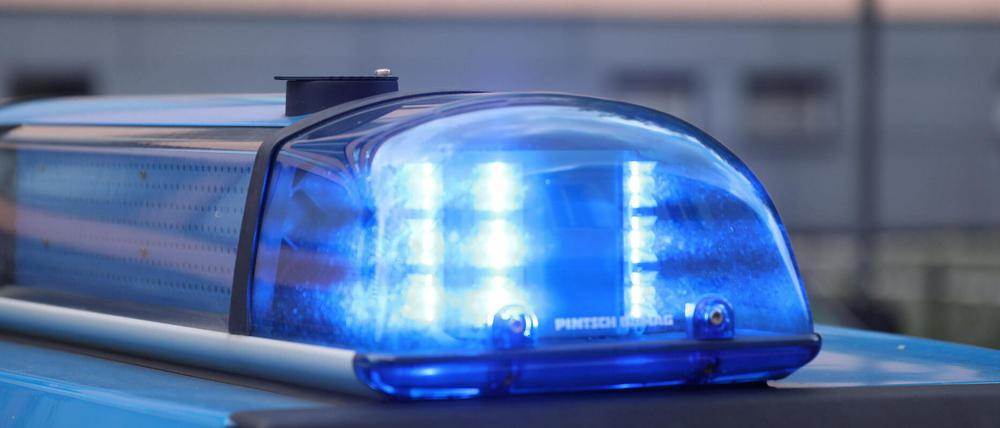 Die Polizei sucht nach einem Mann, der einen Busfahrer angegriffen haben soll.