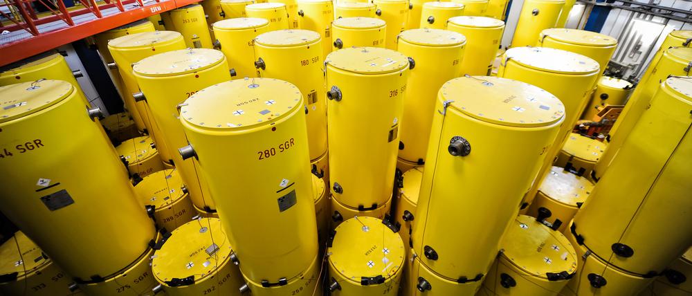 Bei der Nutzung nuklearer Brennstoffe fällt radioaktiver Müll an, wie hier im Forschungszentrum Jülich, der in Castorenbehältern gelagert werden kann, für dessen langfristigen Verbleib aber noch keine Lösung gefunden ist.