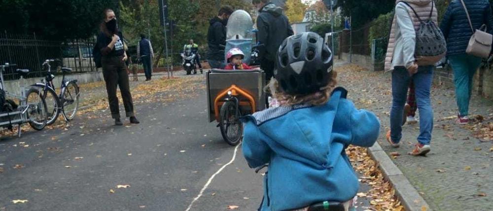 Aktion zur Verkehrswende in der Eisenhartstraße in Potsdam.
