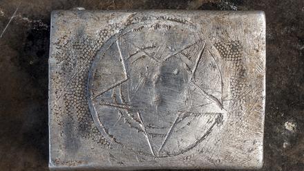 Fundstück im Waldlager der Sowjetarmee. Auf einem Koppelschloss der Wehrmacht wurden die Symbole mit einem Stern ersetzt.