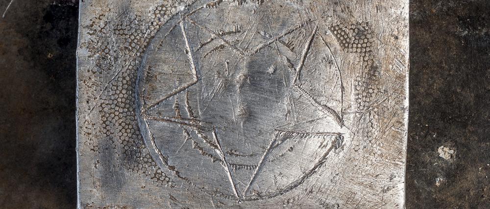 Fundstück im Waldlager der Sowjetarmee. Auf einem Koppelschloss der Wehrmacht wurden die Symbole mit einem Stern ersetzt. 