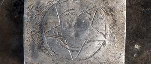 Fundstück im Waldlager der Sowjetarmee. Auf einem Koppelschloss der Wehrmacht wurden die Symbole mit einem Stern ersetzt.