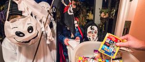 Kinder an Halloween bei der Jagd auf Süßigkeiten (Symbolbild).