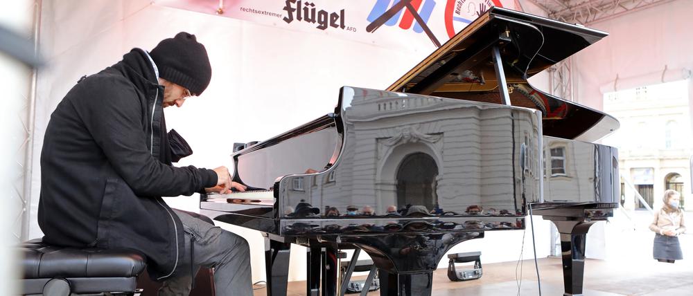"Flügel gegen Flügel". Starpianist Igor Levit spielte vor dem Potsdamer Landesparlament eine Improvisation.