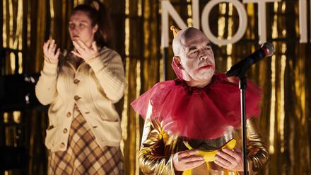 Jörg Dathe als einer von acht Darstellern in "1989/90" nach Peter Richter in der Reithalle des Hans Otto Theaters Potsdam.