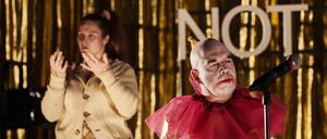 Jörg Dathe als einer von acht Darstellern in "1989/90" nach Peter Richter in der Reithalle des Hans Otto Theaters Potsdam.