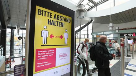 Coronahinweise im Hauptbahnhof