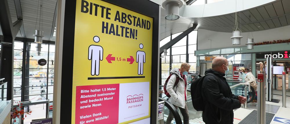 Coronahinweise im Hauptbahnhof