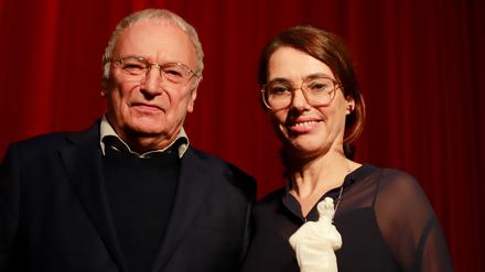 Preisträgerin 2019: Regisseurin Regina Schilling mit Laudator Uwe Timm und "Clio", der Preistrophäe des Festivals.  