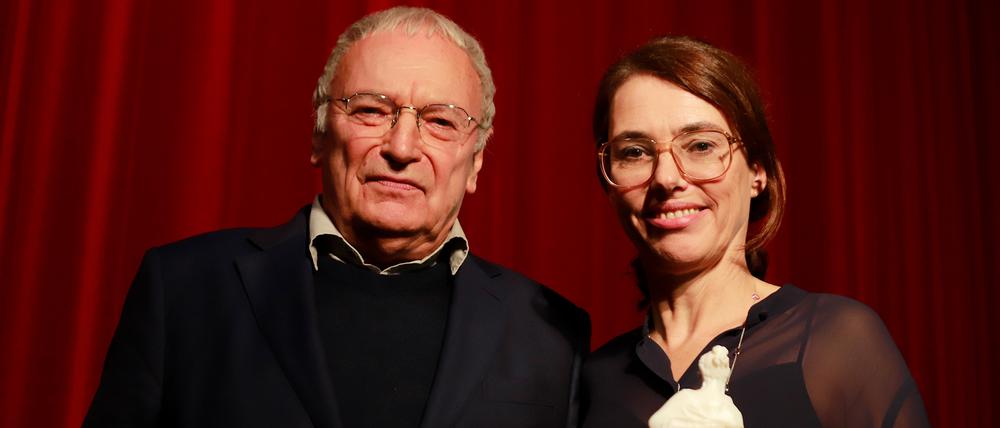 Preisträgerin 2019: Regisseurin Regina Schilling mit Laudator Uwe Timm und "Clio", der Preistrophäe des Festivals.