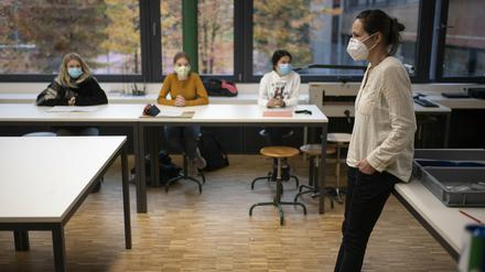 Maskenpflicht in Schulen. In der Schweiz gilt derzeit eine ständige Pflicht zum Tragen der Mund-Nase-Bedeckung. 