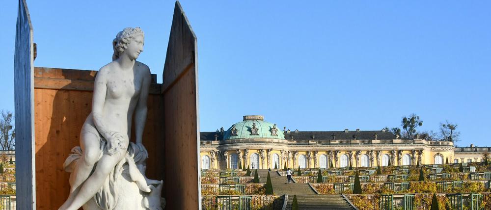 Über 200 Figuren werden über die Wintermonate als Wetterschutz mit den hölzernen Verkleidungen ummantelt.