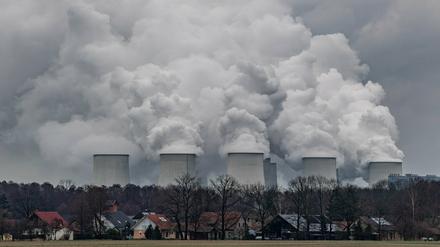 Wasserdampf steigt aus den Kühltürmen des Braunkohlekraftwerks Jänschwalde der Lausitz Energie Bergbau AG (LEAG). 