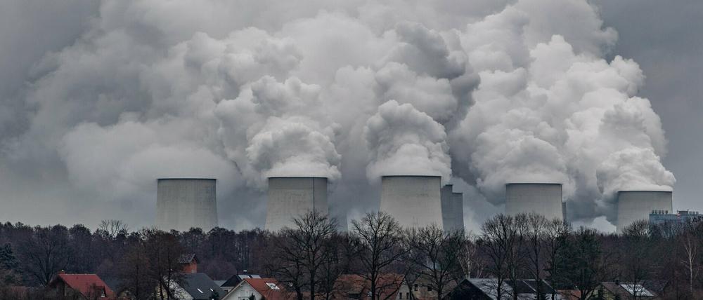 Wasserdampf steigt aus den Kühltürmen des Braunkohlekraftwerks Jänschwalde der Lausitz Energie Bergbau AG (LEAG).