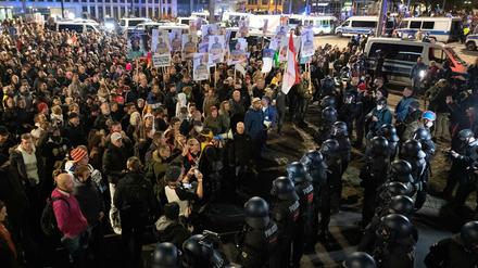 Querdenken-Demonstranten in Leipzig. Immer wieder ist die Messestadt Veranstaltungsort rechter Versammlungen. 
