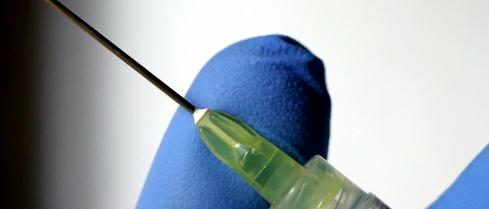 Erste westliche Hersteller veröffentlichten am Montag vielversprechende Ergebnisse einer für die Zulassung entscheidenden Studie.