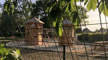 Ein leerer, abgesperrter Spielplatz