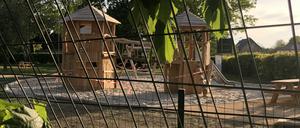 Ein leerer, abgesperrter Spielplatz