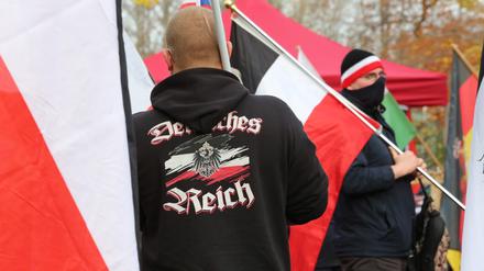 Rechtsextremisten aus der Reichsbürgerszene demonstrierten am Neuen Palais für die Rückkehr zur Monarchie.