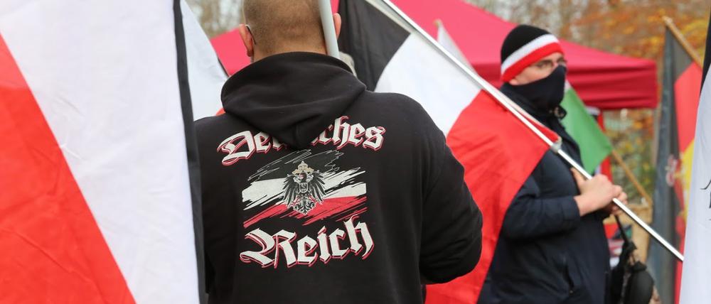 Rechtsextremisten aus der Reichsbürgerszene demonstrierten am Neuen Palais für die Rückkehr zur Monarchie.