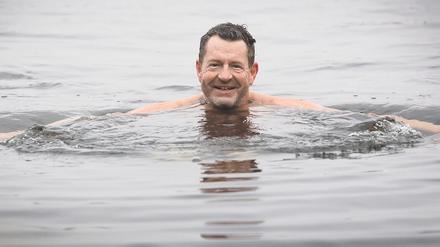 Kai Diekmann badet im kalten Jungfernsee in Potsdam.