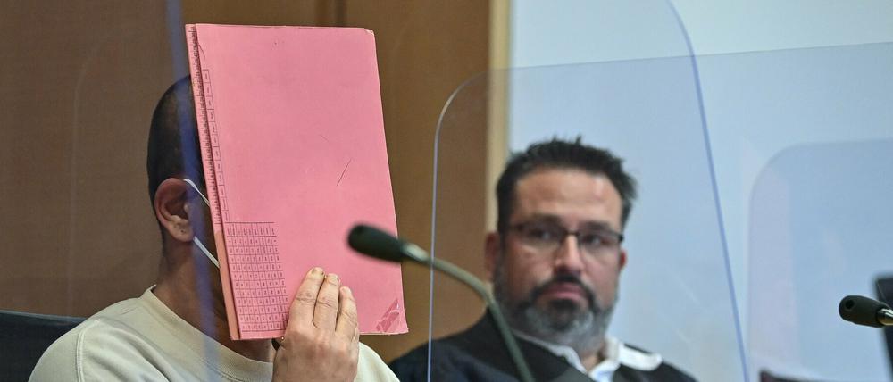 Der Angeklagte sitzt derzeit eine Freiheitsstrafe ab.