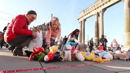 Die Demonstranten legten Kuscheltiere auf dem Steubenplatz ab, um gegen Maskenpflicht für Kinder zu protestieren.