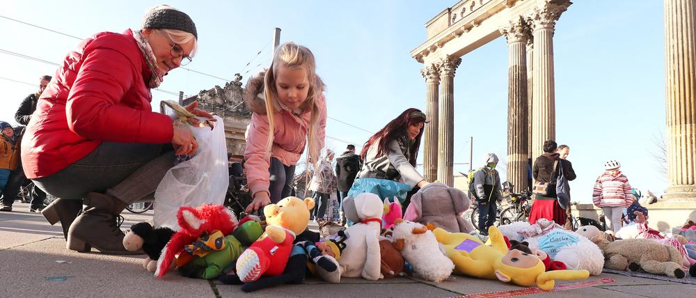 Die Demonstranten legten Kuscheltiere auf dem Steubenplatz ab, um gegen Maskenpflicht für Kinder zu protestieren.