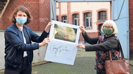 Saskia Hüneke (r.) von der Umweltgruppe Argus mit Amelie zu Eulenburg von der Gedenkstätte Lindenstraße.