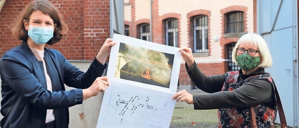 Saskia Hüneke (r.) von der Umweltgruppe Argus mit Amelie zu Eulenburg von der Gedenkstätte Lindenstraße.