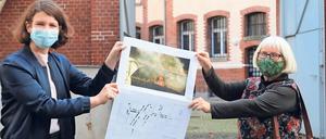 Saskia Hüneke (r.) von der Umweltgruppe Argus mit Amelie zu Eulenburg von der Gedenkstätte Lindenstraße.