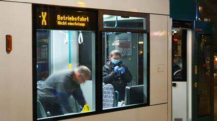 Nach dem Übergriff in einer Straßenbahn ist die Identität der beiden mutmaßlichen Täter geklärt. Von einem der beiden fehlt jedoch noch jede Spur.