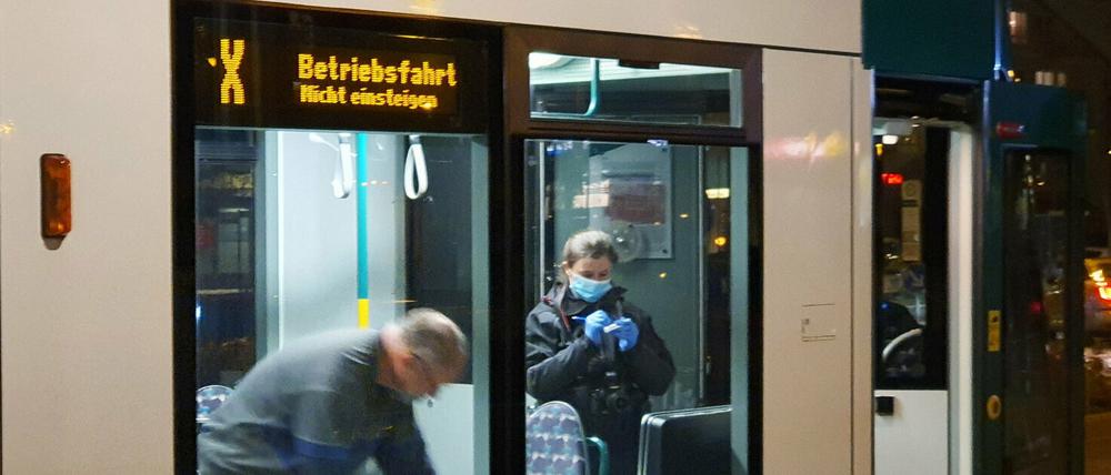 Nach dem Übergriff in einer Straßenbahn ist die Identität der beiden mutmaßlichen Täter geklärt. Von einem der beiden fehlt jedoch noch jede Spur.
