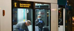 Nach dem Übergriff in einer Straßenbahn ist die Identität der beiden mutmaßlichen Täter geklärt. Von einem der beiden fehlt jedoch noch jede Spur.