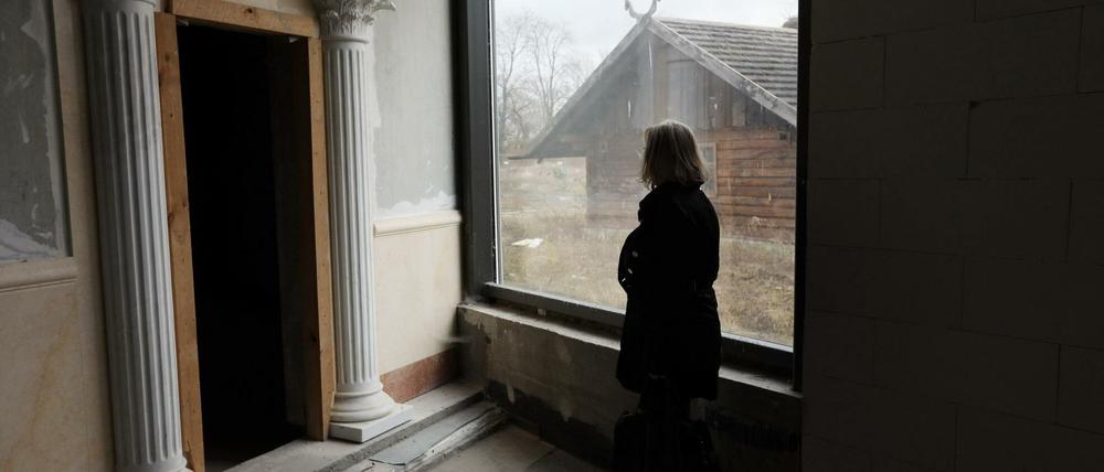 Bürgermeisterin Manuela Saß im März 2017 auf der Baustelle der Blütentherme Werder.